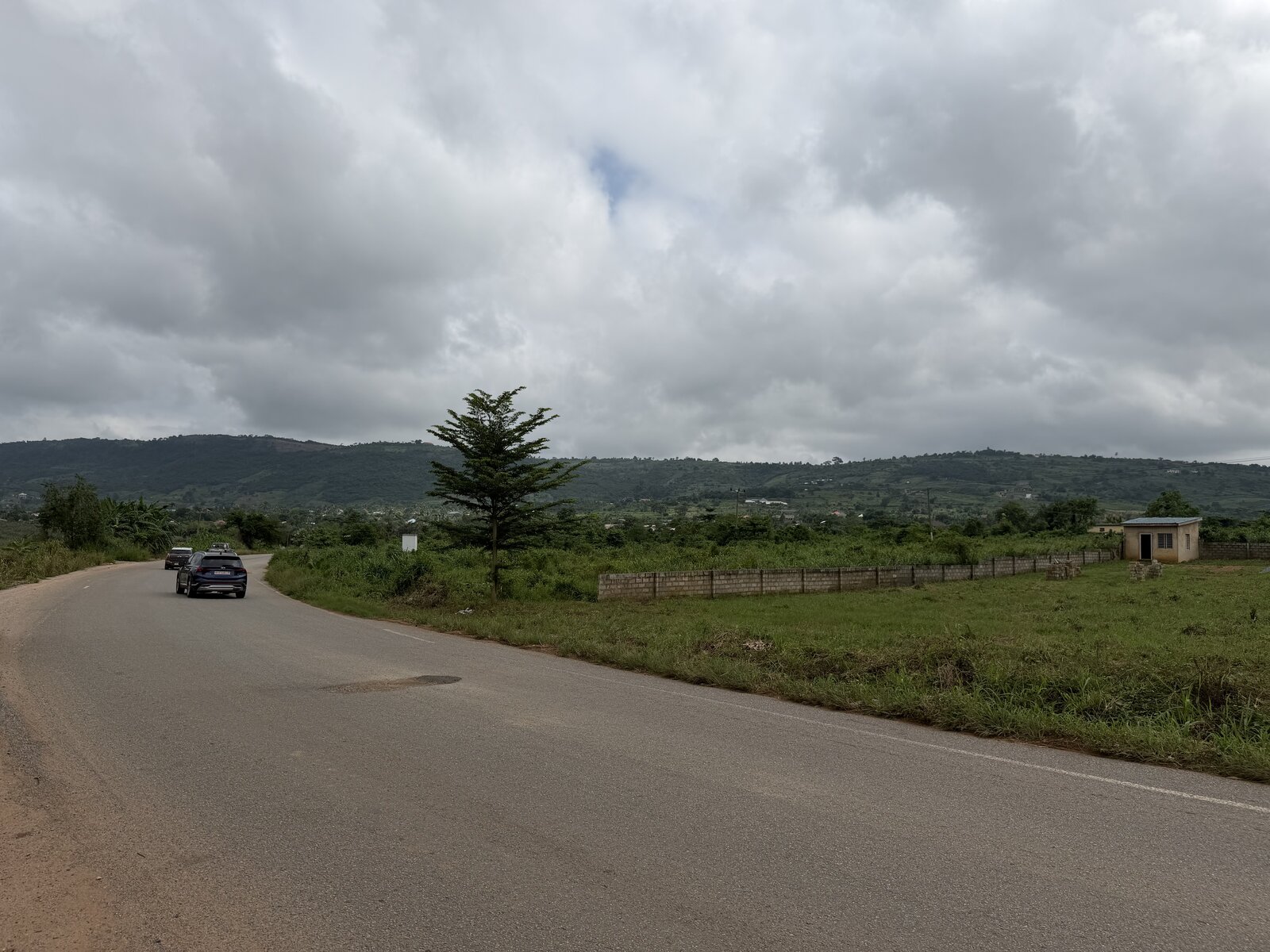 Vehicles on the main road bordering the Pokrom plots